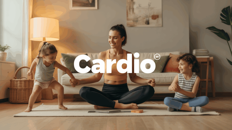 Maman fait cardio à la maison, bien-être, enfants à côté