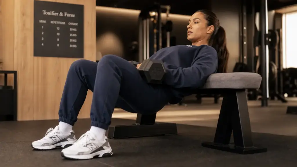 Musculation pour femme : hip thrust, 10-15 répétitions en salle