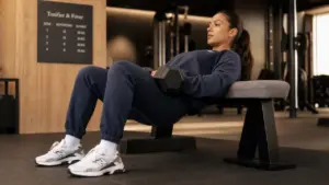 Musculation pour femme : hip thrust, 10-15 répétitions en salle
