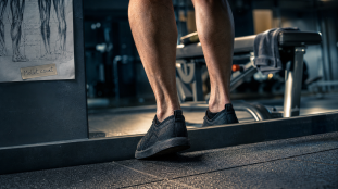 Mollets courts en salle : bas de jambes et zone tendineuse au-dessus du talon