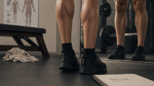 Mollets courts : mollet en contraction en salle de sport