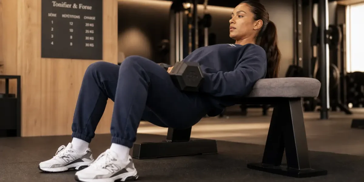 Musculation pour femme : hip thrust, 10-15 répétitions en salle