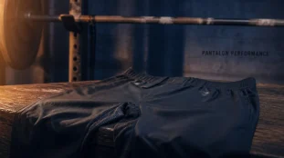 Pantalon musculation pour squats, tissu respirant et ceinture plate visible