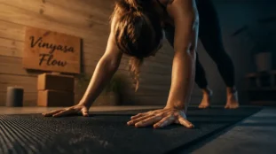 Vinyasa yoga en studio : tapis et posture en transition