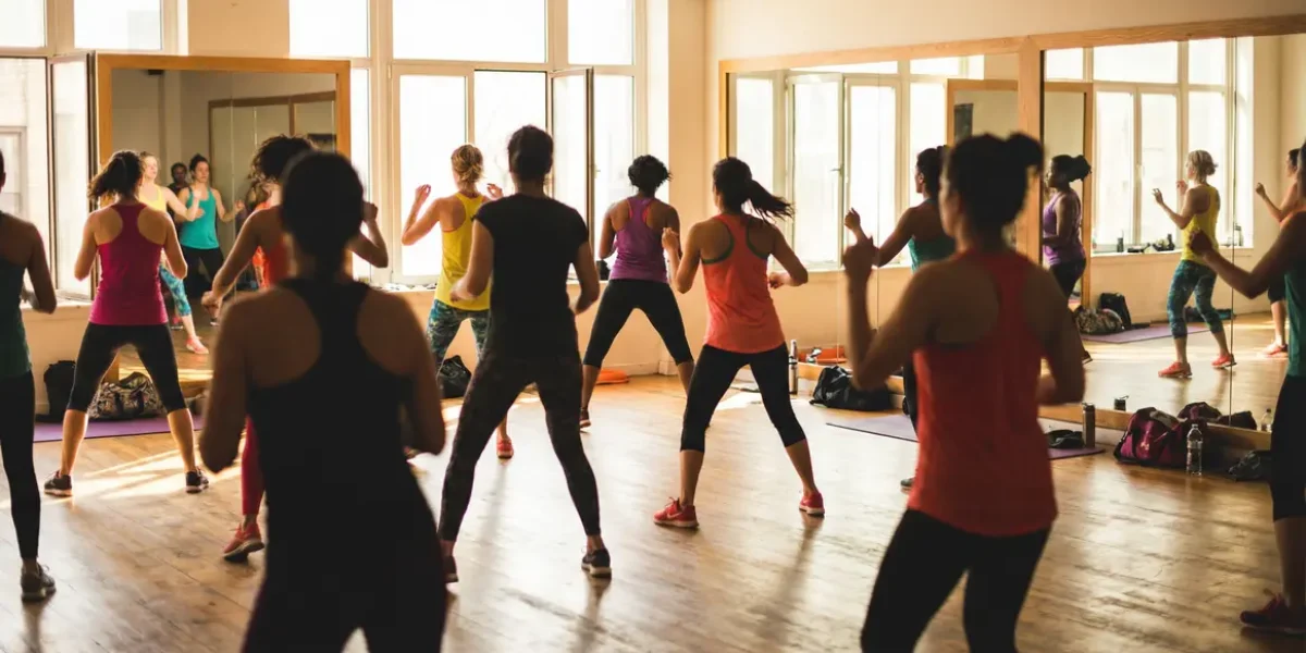 Zumba Fitness ambiance festive salle de sport silhouettes